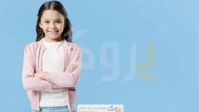 عکس استوک دختر که در استودیو ایستاده و لبخند می‌زند