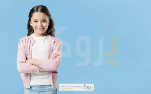 عکس استوک دختر که در استودیو ایستاده و لبخند می‌زند