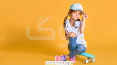 عکس استوک دختر بچه شیک‌پوش همراه اسکیت‌برد زرد