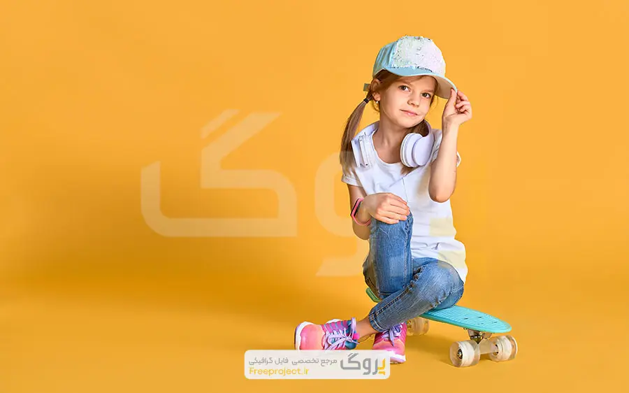 عکس استوک دختر بچه شیک‌پوش همراه اسکیت‌برد زرد