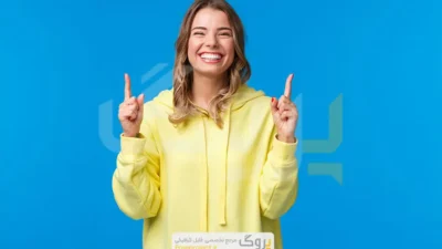 عکس استوک دختر با موهای بلوند و هودی زرد