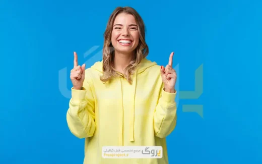 عکس استوک دختر با موهای بلوند و هودی زرد