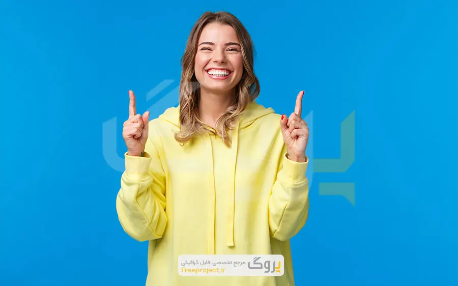 عکس استوک دختر با موهای بلوند و هودی زرد