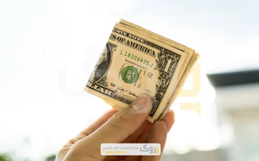 عکس استوک مردی که اسکناس‌های دلار آمریکا را در دست دارد
