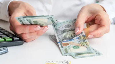 عکس استوک زنی که در حال شمردن دلار است
