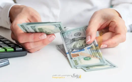 عکس استوک زنی که در حال شمردن دلار است
