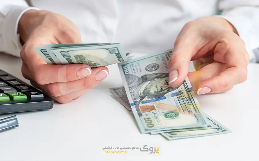 عکس استوک زنی که در حال شمردن دلار است