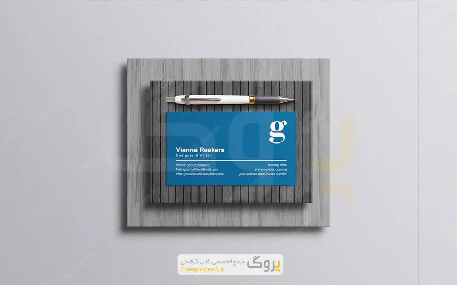موکاپ کارت ویزیت و خودکار بر روی میز